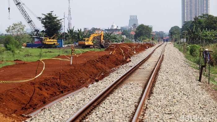 Potret Terkini Pembangunan Jalur Rel Ganda Kiaracondong-Cicalengka Pembangunan jalur ganda rel kereta api Jurusan Kiaracondong-Cicalengka terus dikebut, Minggu (25/4/2021). Seperti ini penampakan terkini pembangunan jalur ganda rel KA di kawasan Gedebage, Kota Bandung.