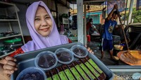 Zakiyah, pemilik rumah produksi dodol Betawi menunjukan produksi pembuatan makanan khas tersebut.