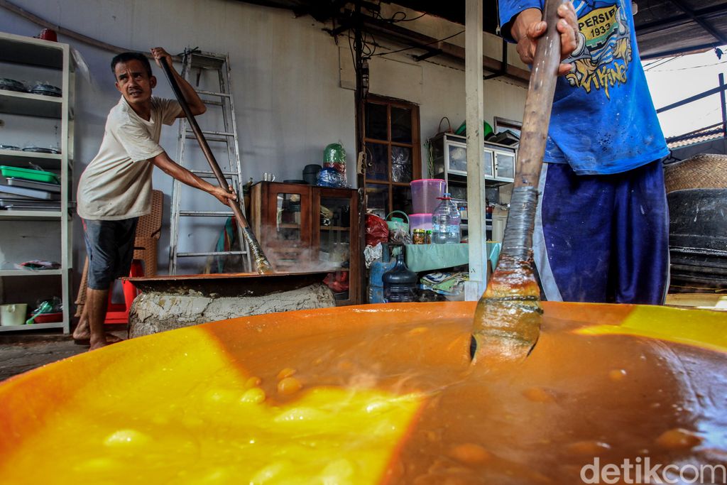 Sentra pembuatan dodol khas Betawi di kawasan Pasar Minggu, Jakarta, mengalami peningkatan sebanyak 80 persen jelang Lebaran.