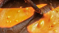 Dodol Betawi dijual mulai dari Rp 15.000 hingga Rp 120.000 tergantung ukuran dan rasa.