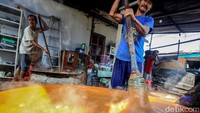 Zakiyah menyatakan produksi akan meningkat pada pekan ketiga untuk menyiasati puncak pemesanan yakni pada pekan terakhir Ramadhan. 