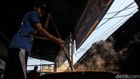 Kawasan ini menjadi sentra pembuatan dodol Betawi karena sejumlah industri rumahan membuat produk serupa.