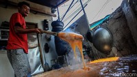 Pekerja terlihat sibuk mengaduk dodol di sentra pembuatan rumahan di kawasan Jalan Damai, Pasar Minggu, Jakarta Selatan.