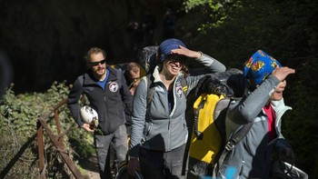Karena tidak ada jam ataupun sinar Matahari, para relawan harus bergantung pada jam biologis mereka sendiri untuk mengetahui kapan harus tidur, makan atau melakukan aktivitas sehari-hari. Foto: AP/Renata Brito