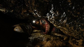 Bagaimana rasanya manusia modern harus puasa puluhan hari tanpa ponsel? Itulah yang dilakukan oleh 15 relawan ini. Bahkan tak cuma tanpa ponsel, mereka tinggal selama 40 hari di gua. Foto: AP/Renata Brito