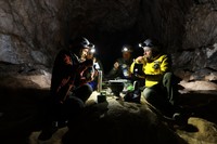 Puasa Ponsel di gua perancis