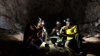 Selama sebulan lebih, mereka berada di gua Lombrives di selatan Perancis. Tidak ada ponsel, jam ataupun sinar Matahari. Rupanya, mereka ambil bagian dalam eksperimen bernama Deep Time. Foto: AP/Renata Brito