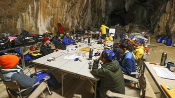 Saat tinggal di gua, mereka tidur di tenda. Listrik harus dihasilkan sendiri dengan cara mengayuh sepeda. Sedangkan air didapatkan dari sumur. Ponsel dan peralatan elektronik lain pun diharamkan, mereka sama sekali tidak bisa berkomunikasi atau mengakses media sosial. Foto: AP/Renata Brito