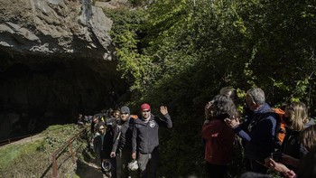 Mereka keluar dari gua dan harus mengenakan kacamata khusus sebagai pelindung karena terlalu lama berada di kegelapan. Tapi secara umum, mereka sehat. Foto: AP/Renata Brito