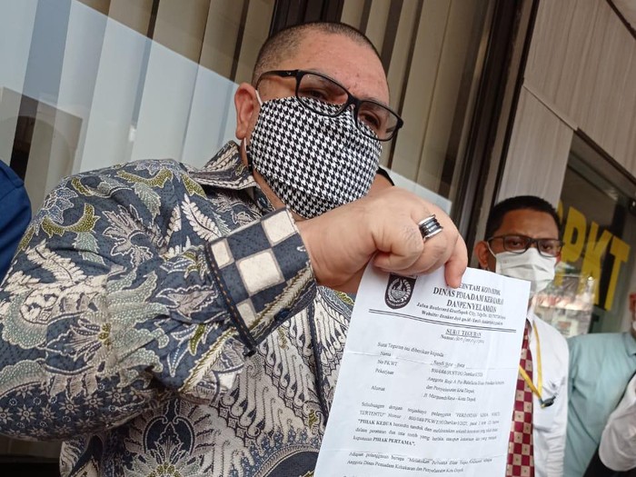 Razman Nasution menunjukkan surat teguran yang diterima kliennya, Sandi pembongkar korupsi