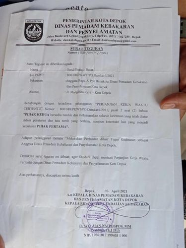 Razman Nasution menunjukkan surat teguran yang diterima kliennya, Sandi 'pembongkar korupsi'