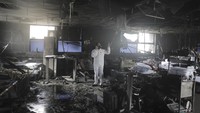 Seorang pria memeriksa bangsal ICU setelah kebakaran terjadi di rumah sakit COVID-19 Vijay Vallabh di Virar, India. AP Photo  
