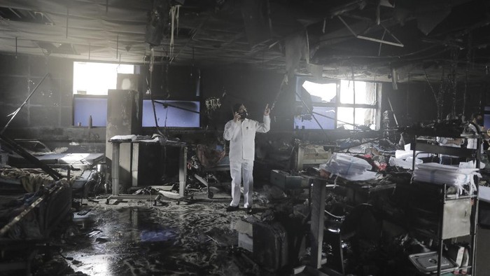 RS India Terbakar, 13 Pasien Corona Tewas People stand outside Vijay Vallabh COVID-19 hospital after a fire broke out, at Virar, near Mumbai, India, Friday, April 23, 2021. A fire killed 13 COVID-19 patients in a hospital in western India early Friday as an extreme surge in coronavirus infections leaves the nation short of medical care and oxygen. (AP Photo/Rajanish Kakade)