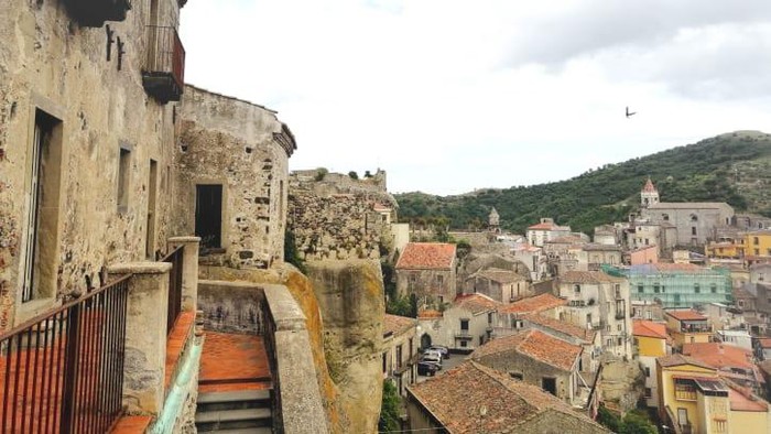 Rumah 1 Euro di Kota Castiglione, Sisilia Italia