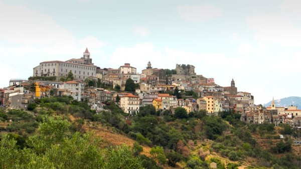 Castiglione di Sicilia konon didirikan di atas abu permukiman prasejarah pada 403 SM oleh pengungsi dari pemukiman tepi laut Naxos, dekat Taormina modern, ketika ditaklukkan oleh seorang tiran. Castiglione di Sicilia konon didirikan di atas abu permukiman prasejarah pada 403 SM oleh pengungsi dari pemukiman tepi laut Naxos, dekat Taormina modern, ketika ditaklukkan oleh seorang tiran.