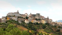 Castiglione di Sicilia konon didirikan di atas abu permukiman prasejarah pada 403 SM oleh pengungsi dari pemukiman tepi laut Naxos, dekat Taormina modern, ketika ditaklukkan oleh seorang tiran.