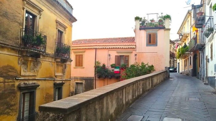 Rumah 1 Euro di Kota Castiglione, Sisilia Italia