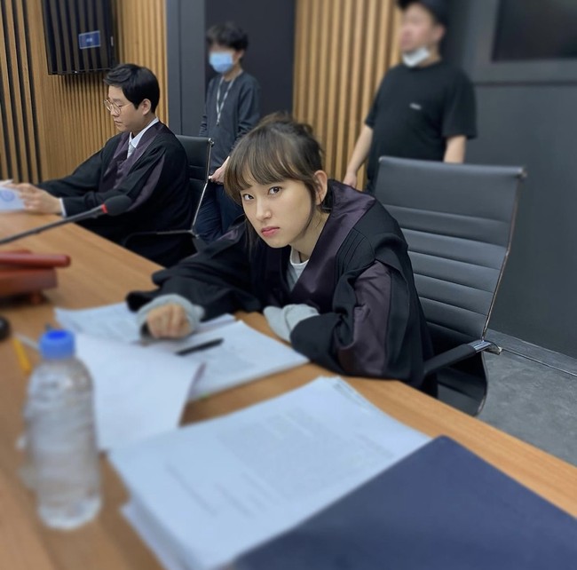 Dalam episode pertama Law School, terungkap bahwa karakternya ingin menjadi pengacara karena pernah dituntut atas tindak kekerasan saat menyelamatkan seseorang. Foto: dok Instagram ryuniverse328