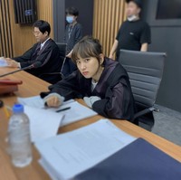 Dalam episode pertama Law School, terungkap bahwa karakternya ingin menjadi pengacara karena pernah dituntut atas tindak kekerasan saat menyelamatkan seseorang. Foto: dok Instagram ryuniverse328