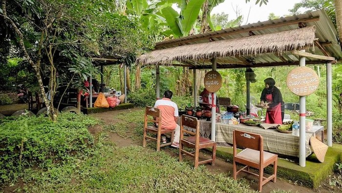 Sandiaga Uno mendorong agar desa-desa wisata yang ada di Indonesia dapat menghadirkan produk unggulan yang otentik sesuai dengan potensi daerahnya masing-masing.