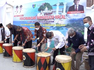 Sandiaga Tabuh Genderang Wisata Halal di Pesisir Selatan