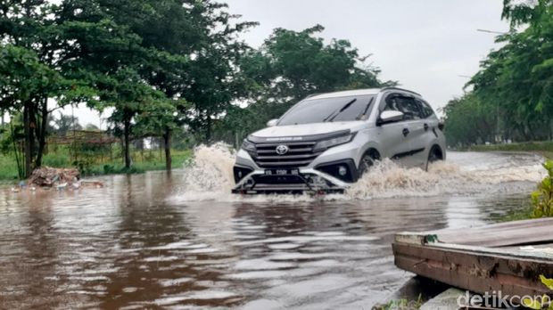 Sejumlah jalan di Pekanbaru, Riau, tergenang (Raja Adil/detikcom)