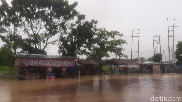 Sejumlah jalan di Pekanbaru, Riau, tergenang (Raja Adil/detikcom)