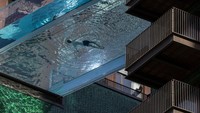 Warga berenang di sky pool atau kolam langit di London, Inggris.  