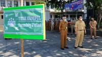 Para PNS yang berhamburan itu langsung dievakuasi dan dilokalisir ke tempat yang lebih aman oleh petugas Diskar PB Kota Bandung. 
