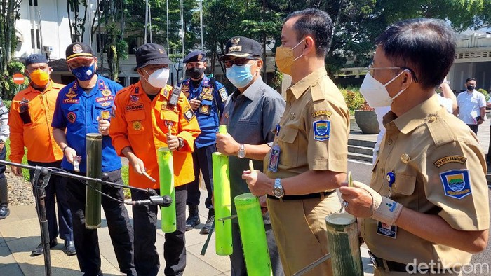 Simulasi Kesiapsiagaan Menghadapi Bencana di Balai Kota Bandung BNPB dan Pemkot Bandung menggelar simulasi kesiapsiagaan menhadapi bencana di Balai Kota Bandung, Senin (26/4/2021). Simulasi itu dalam rangka memperingati Hari Kesiapsiagaan Bencana Nasional.