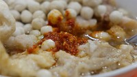 Dari Bandung ada bakso aci ternama yang bisa dibeli online, Baso Aci Ganteng. Harga per kemasan mulai dari Rp16 ribuan. Isiannya 10 baso aci, 2 cuankie tahu, 2 cuankie lidah, dan sukro cikur. Foto: Instagrambasoaciganteng