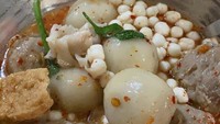 Bakso aci enak selanjutnya bisa kamu beli di Bakso Aci Ningrat yang ada di Bandung. Harganya Rp25 ribu per porsi. Salah satu variannya adalah Bakso Aci Kuah Merah dengan isian bakso aci, bakso sapi, siomay, pilus, dan tahu. Foto: Instagram baksoaciningrat_bandung