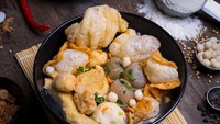 Gerai Baso Aci Akang tersebar di banyak titik di Jakarta, Depok, Bekasi, hingga Bandung. Bakso aci tersedia dalam pilihan paket seperti paket salatri, karohal, olab dan lapar. Isiannya ada batagor mini crispy, batagor kering, cuankie kembung, cuankie segitiga, tetelan sapi, hingga ceker ayam. Foto: Instagram basoaciakang