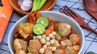 Baso Aci 69 adalah penjual bakso aci online khas Garut. Pilihan bakso aci di sini banyak, termasuk baso urat sambel mercon. Ada juga baso aci geprek, sambel hejo, dan odading tulang rangu yang unik. Foto: Instagram basoaci_69