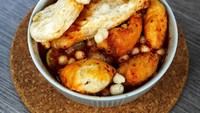 Bakso aci juga menarik minat Ruben Onsu untuk mengeluarkan varian Baso Aci Urat Sambal Kacang versi instan lewat brand Bensu Bakso. Harganya sekitar Rp27.000 di marketplace. Ciri khas bakso aci di sini ialah menggunakan bakso urat dan diberi tambahan sambal kacang. Foto: Instagram bensubakso