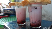 Dalam sehari Joni mampu menjual 400 porsi hingga 600 porsi minuman. Tak jarang ia juga menerima pesanan untuk acara-acara, dengan batas minimum 150 porsi untuk setiap pesanan.  Foto: Luthfi Baihaqy/detikFood