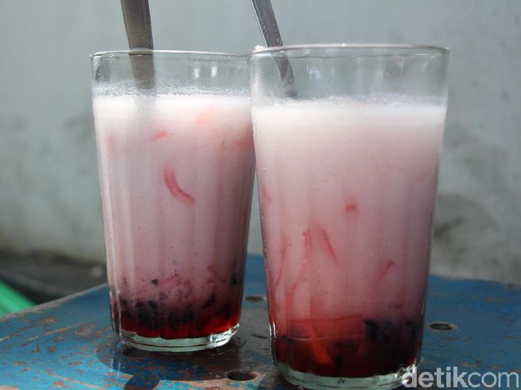 Dingin Segar! Es Santan Ketan Hitam Tanimbar yang Legendaris