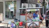 Kalau mau batalkan puasa sore ini cobalah es legendaris yang teruji enaknya 70 tahun ini. Es Santan Ketan Hitam Tanimbar yang manis dan segar menggoda. Foto: Luthfi Baihaqy/detikFood