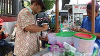 Joni, pemilik usaha ini mengungkapkan kepada detikcom (18/03) bahwa minuman legendaris ini telah ada sejak tahun 1950-an. Usaha ini merupakan turun temurun yang dirintis oleh M. Thamsir. Foto: Luthfi Baihaqy/detikFood