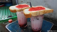 Joni juga menuturkan, seluruh bahan dari minumannya diracik sendiri di rumahnya dengan dibantu dengan istrinya. Resep turun temurun dengan tetap dijaga kualitas dan cita rasa yang autentik dari Es Santan Ketan Hitam yang nikmat ini. Foto: Luthfi Baihaqy/detikFood