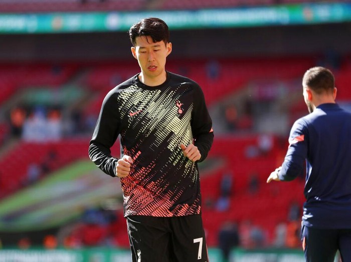 Tottenhams Son Heung-min exercises during warmup before the English League Cup final soccer match between Manchester City and Tottenham Hotspur at Wembley stadium in London, Sunday, April 25, 2021. (AP Photo/Alastair Grant)