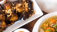 Sup buntut bakar yang sering kamu nikmati di restoran ternyata tak sulit dibikin sendiri. Buntut dioles bumbu dan disajikan terpisah dengan supnya. Cara membuatnya bisa dilihat di sini. Foto: Dok. MasakMasakTransTV