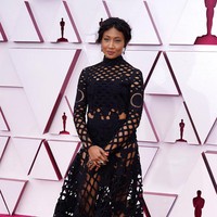 Di Oscar 2021, sutradara Sophia Nahli mengenakan gaun hitam yang terbuat dari material seperti jaring sehingga tampak seperti tembus pandang. (Foto: AP/Chris Pizzello)