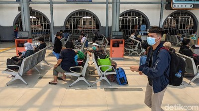 Cek Suasana Stasiun Senen Saat Mudik Diperketat