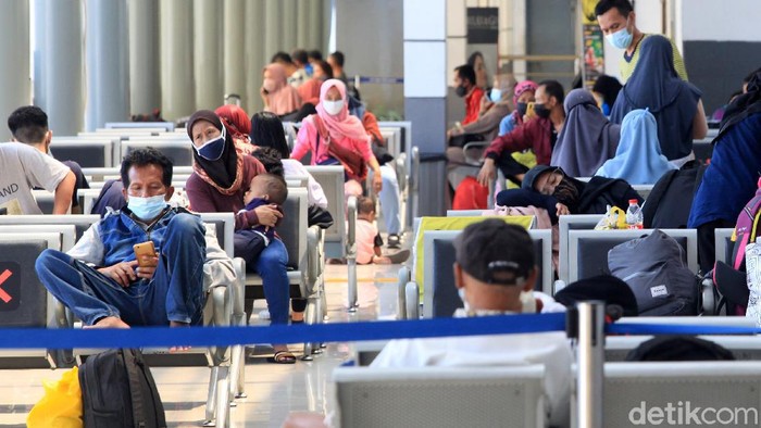 Para calon penumpang terlihat di Stasiun Pasar Senen, Jakarta, Senin (26/4/2021).  Arus mudik lebaran yang diperketat belum terlihat mencolok di stasiun tersebut.