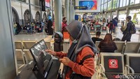Suasana di Stasiun Senen tampak normal, Senin (26/4/2021). Tak ada penumpukan penumpang yang akan menuju ke sejumlah kota di Pulau Jawa.