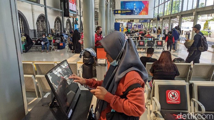 Para calon penumpang terlihat di Stasiun Pasar Senen, Jakarta, Senin (26/4/2021).  Arus mudik lebaran yang diperketat belum terlihat mencolok di stasiun tersebut.