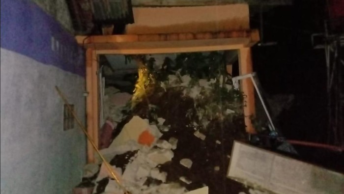 Tanah Longsor Terjang 2 Rumah di Sukabumi