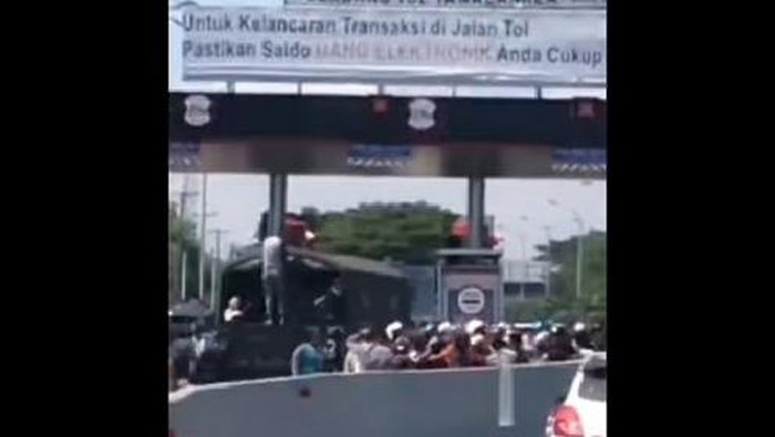 Tangkapan layar video viral saat iring-iringan motor pengantar jenazah di Makassar masuk tol (dok. Istimewa).