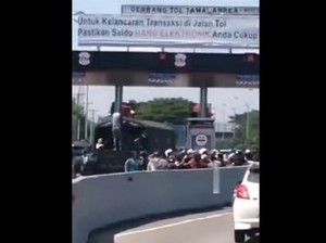 Barbar Kelakuan Pengantar Jenazah Terobos Tol di Makassar